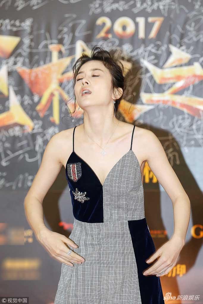 Mỹ nhân Tân thần điêu đại hiệp ngất xỉu trên thảm đỏ vì ăn mặc phong phanh-2