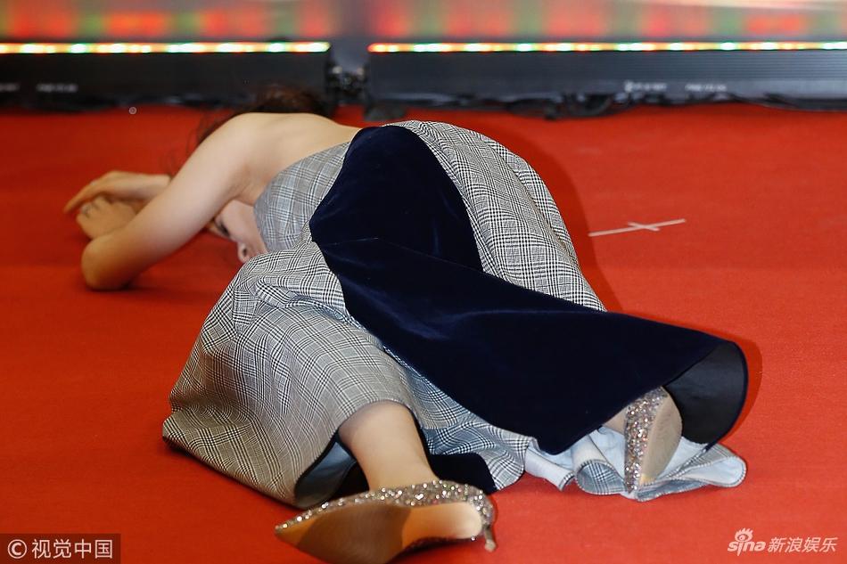 Mỹ nhân Tân thần điêu đại hiệp ngất xỉu trên thảm đỏ vì ăn mặc phong phanh-3