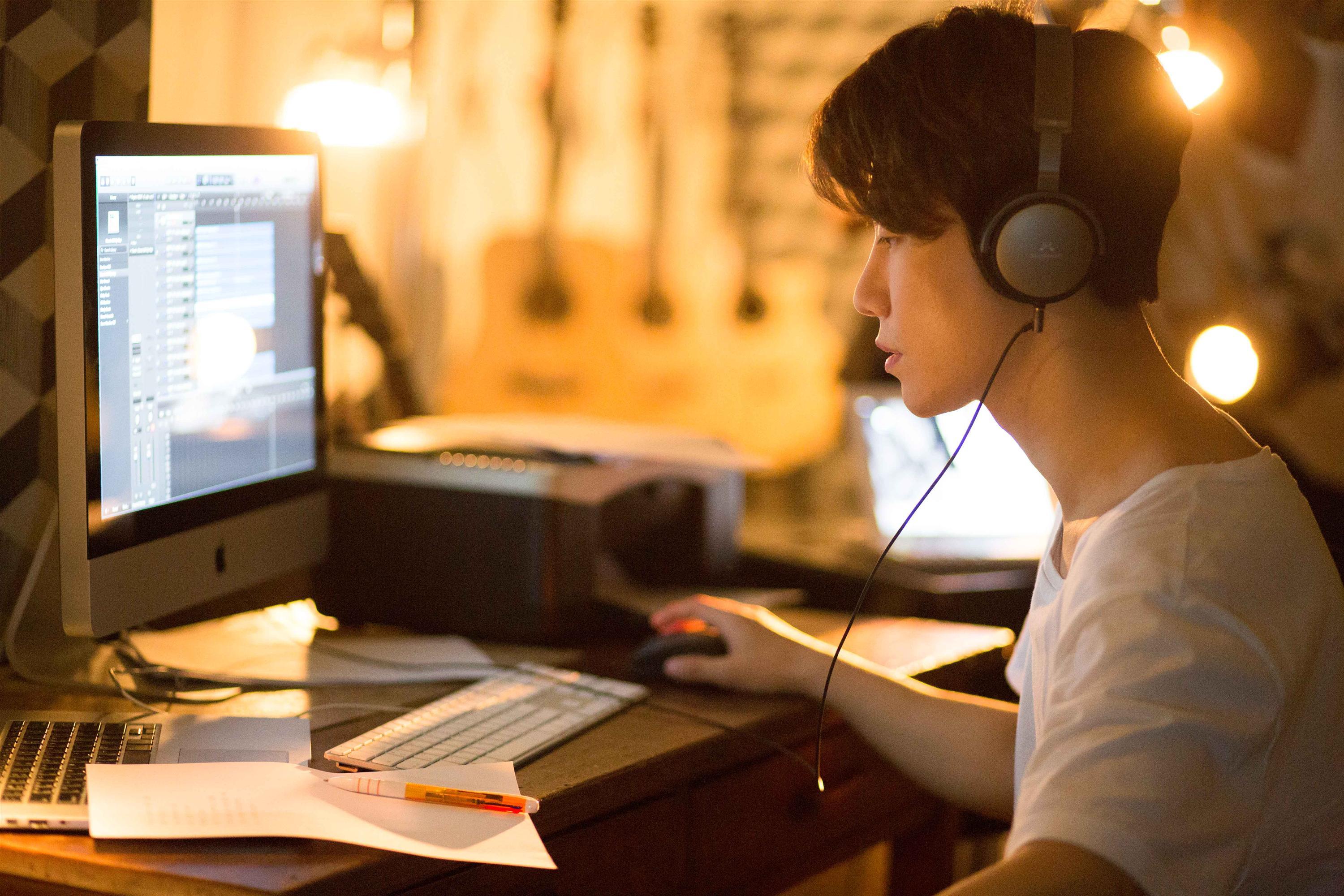 Chi Pu tái xuất với hình tượng nhạc sĩ, cặp kè người tình tin đồn Jin Ju Hyung-3