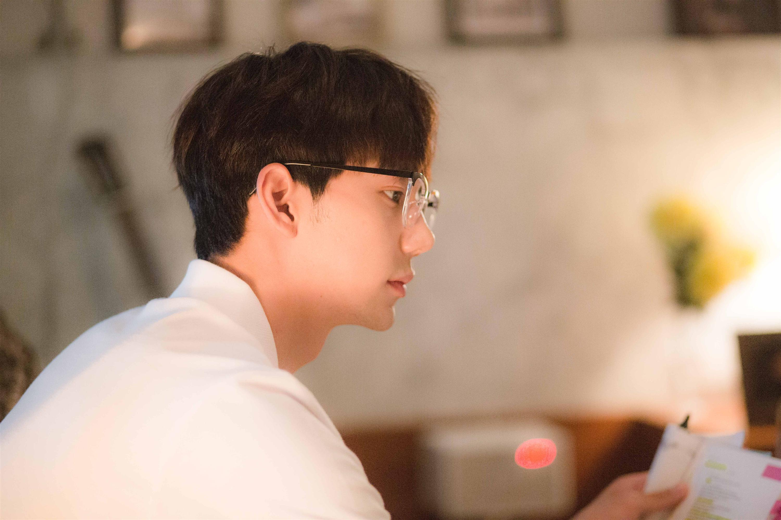 Chi Pu tái xuất với hình tượng nhạc sĩ, cặp kè người tình tin đồn Jin Ju Hyung-4