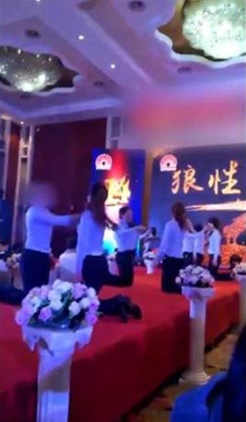 Kinh dị công ty bắt nhân viên nữ quỳ gối tát nhau bôm bốp-1