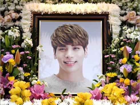 Những gương mặt thất thần của BTS, SNSD, BoA khi đến tang lễ SHINee Jonghyun-15