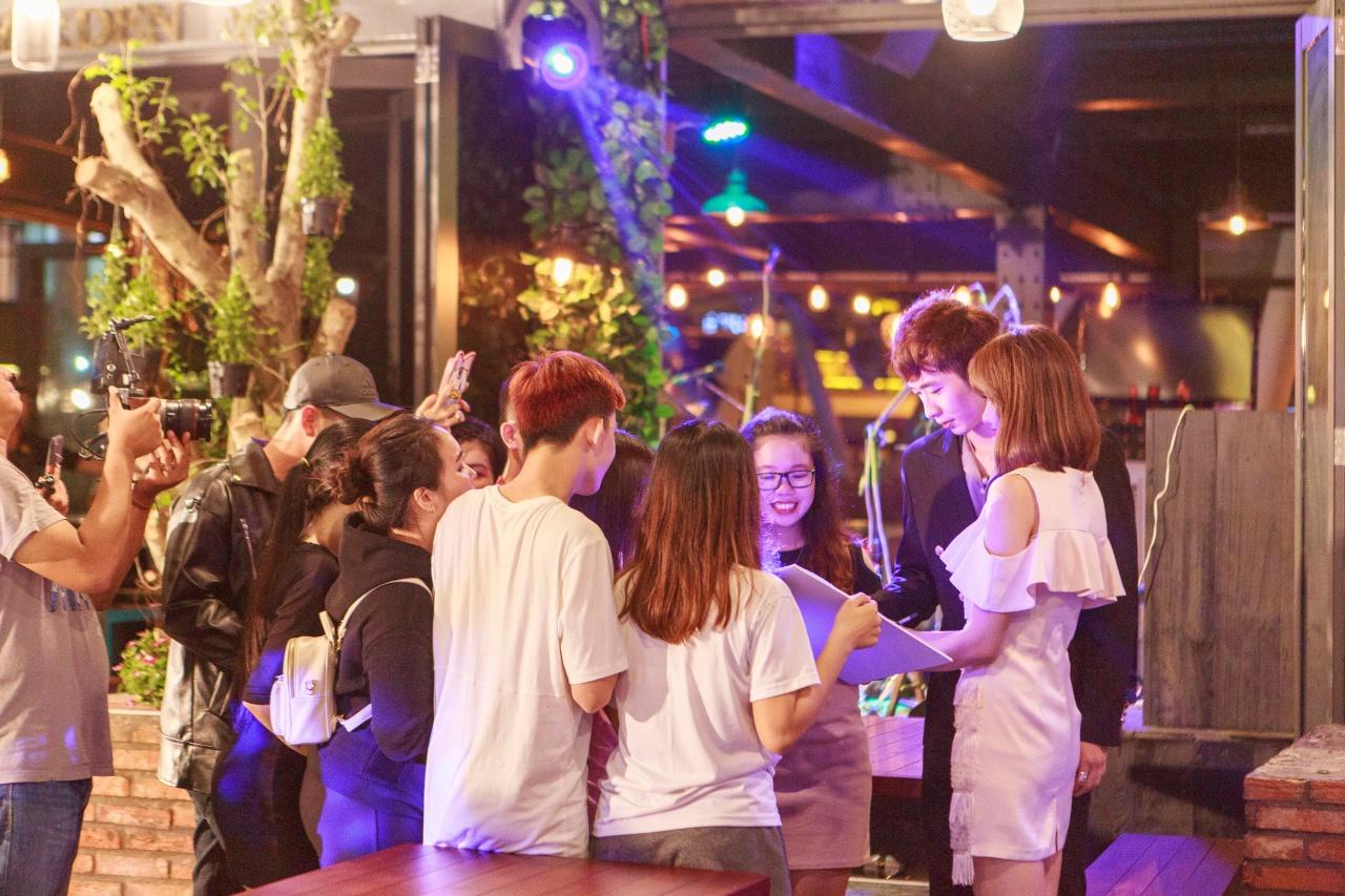 Trấn Thành ân cần chăm sóc Hari Won bên giường bệnh-1