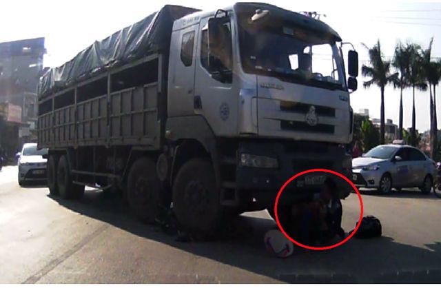 Hi hữu: Cụ bà may mắn thoát chết khi bị cuốn vào gầm xe tải-1