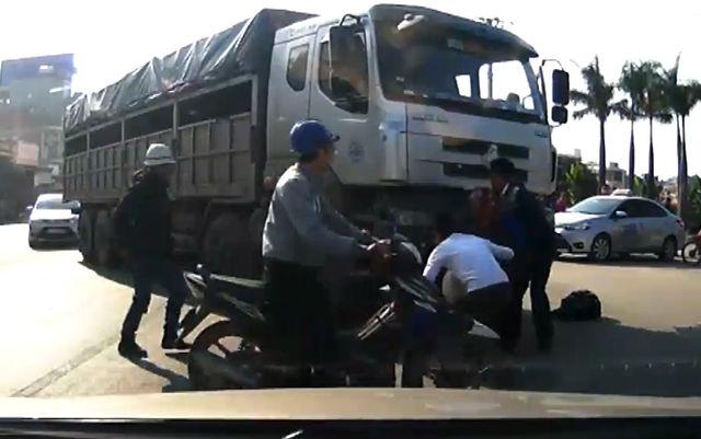 Hi hữu: Cụ bà may mắn thoát chết khi bị cuốn vào gầm xe tải-2