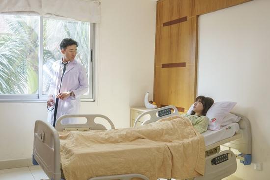 Trấn Thành ân cần chăm sóc Hari Won bên giường bệnh-5