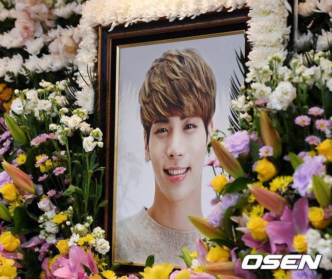 Những gương mặt thất thần của BTS, SNSD, BoA khi đến tang lễ SHINee Jonghyun-1