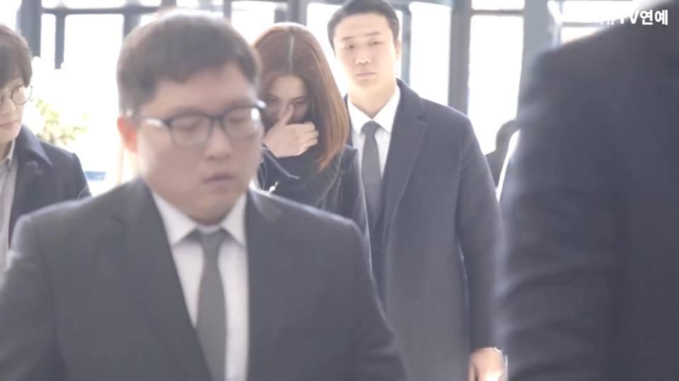 Những gương mặt thất thần của BTS, SNSD, BoA khi đến tang lễ SHINee Jonghyun-9