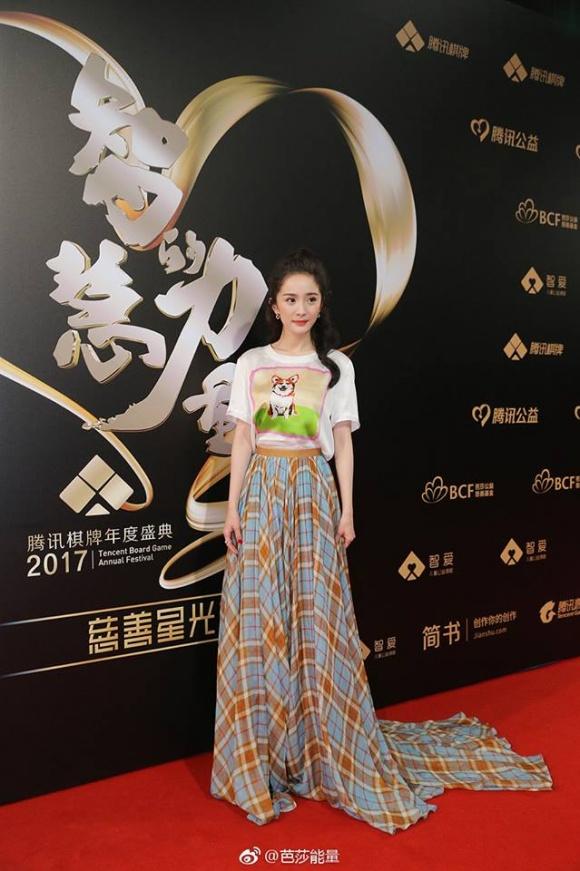 Trời lạnh, Dương Mịch mặc váy như quấn chăn trên thảm đỏ-4