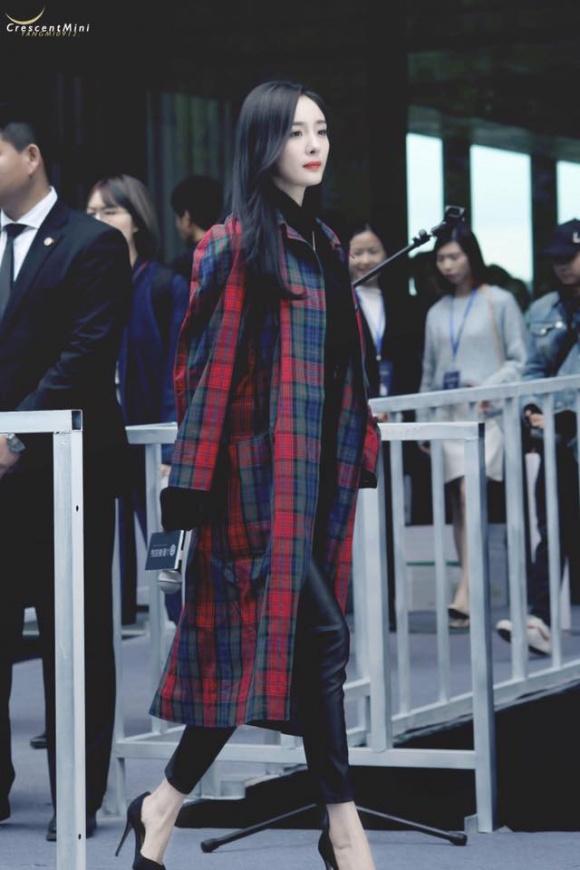 Trời lạnh, Dương Mịch mặc váy như quấn chăn trên thảm đỏ-5