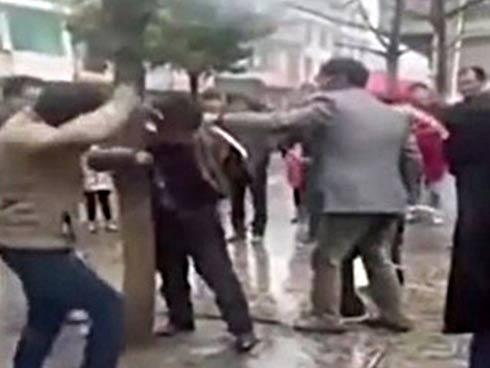 Đi 1000km gặp bạn gái qua mạng, chàng trai bị đánh túi bụi