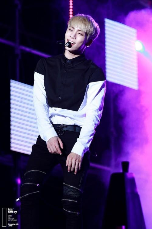 Jonghyun (SHINee) từng để lại ấn tượng với gout thời trang trình diễn chưa bao giờ mắc lỗi-3