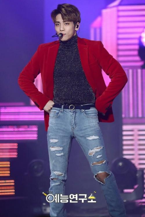 Jonghyun (SHINee) từng để lại ấn tượng với gout thời trang trình diễn chưa bao giờ mắc lỗi-5