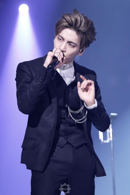 Jonghyun (SHINee) từng để lại ấn tượng với gout thời trang trình diễn chưa bao giờ mắc lỗi-6