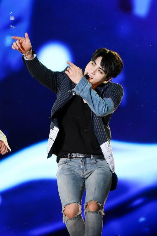 Jonghyun (SHINee) từng để lại ấn tượng với gout thời trang trình diễn chưa bao giờ mắc lỗi-7