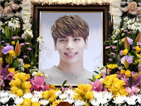 Cộng đồng fan SHINee xôn xao tin người hâm mộ khắp thế giới tìm đến cái chết sau khi nghe tin Jonghyun tự tử