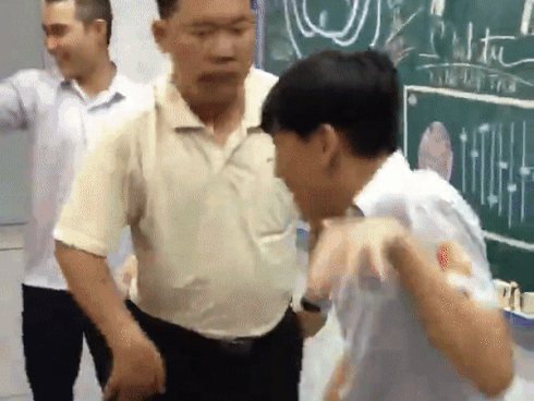 'Quẩy' hết mình trong buổi liên hoan lớp, thầy giáo đáng yêu nhất năm là đây chứ đâu