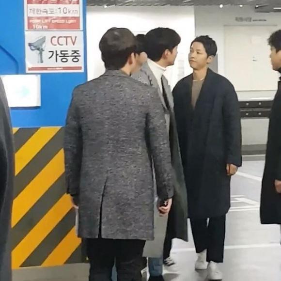 Bắt gặp Song Joong Ki trốn Song Hye Kyo đi xem phim với người tình màn ảnh Park Bo Young-1