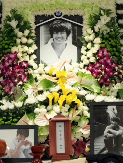 Trước SHINee Jonghyun, showbiz thế giới từng chứng kiến nhiều nghệ sĩ tự kết liễu cuộc đời vì trầm cảm-7