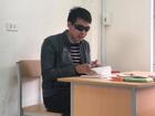 Thầy giáo trẻ thường đeo kính râm trong các giờ kiểm tra