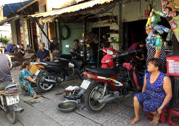 Những người phụ nữ hơn 50 năm cầm cờ lê, mỏ lết giữa Sài Gòn-1