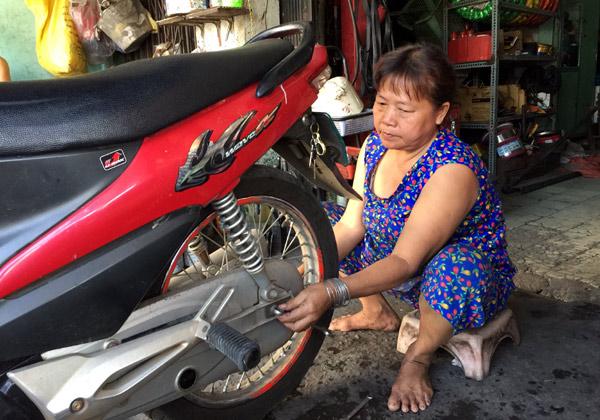 Những người phụ nữ hơn 50 năm cầm cờ lê, mỏ lết giữa Sài Gòn-2