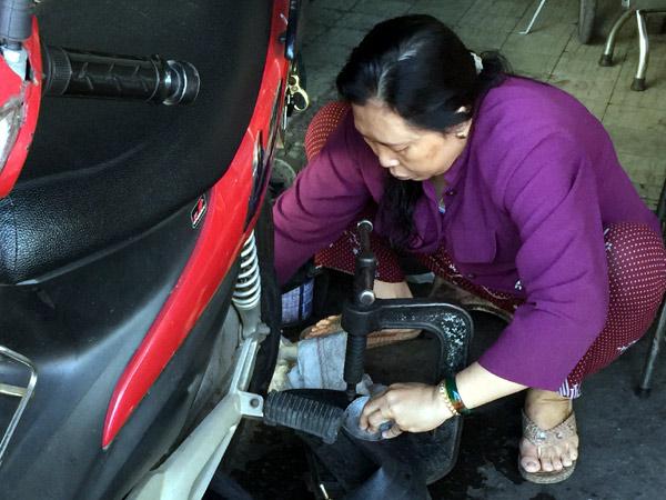 Những người phụ nữ hơn 50 năm cầm cờ lê, mỏ lết giữa Sài Gòn-3