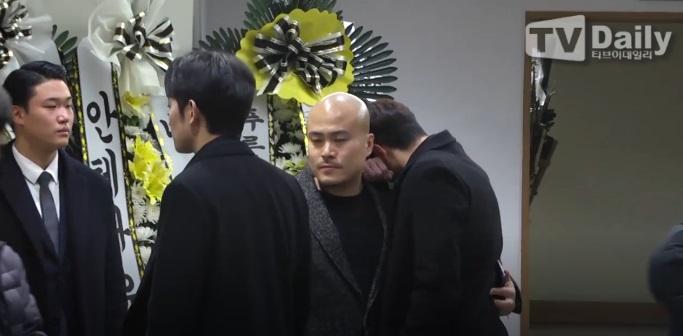 Super Junior, EXO và nước mắt nghệ sĩ ngập đám tang ngôi sao SHINee Jonghyun-9