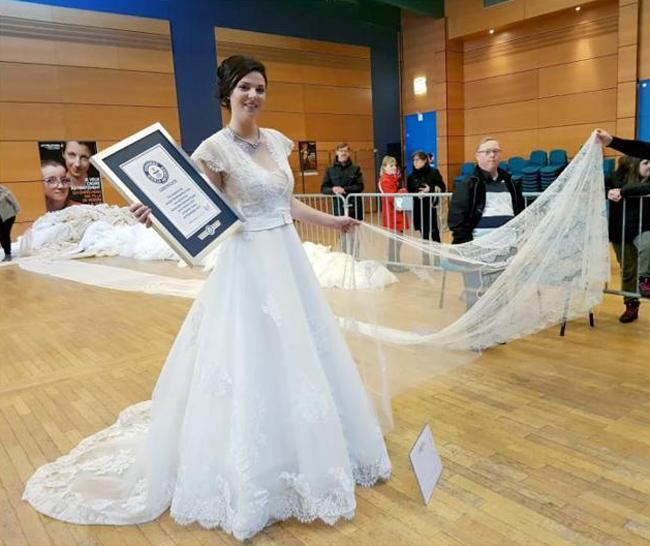 Bộ váy cưới dài nhất thế giới, suýt soát chiều cao Everest-1