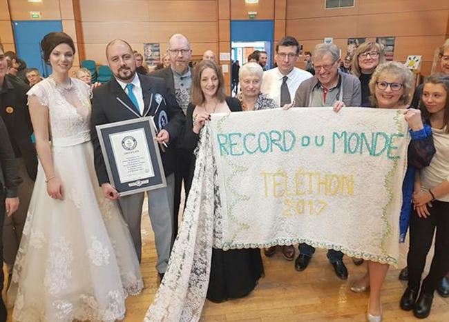 Bộ váy cưới dài nhất thế giới, suýt soát chiều cao Everest-3