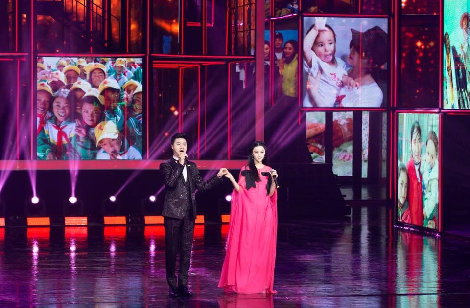 Cha Phạm Băng Băng được khen trẻ như anh trai khi đứng cạnh con gái-2