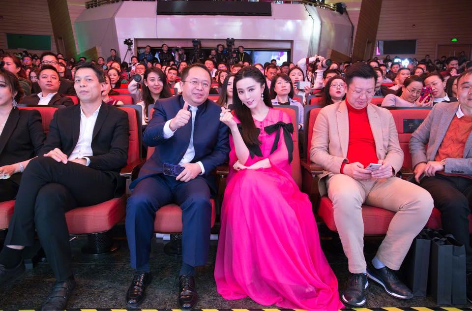 Cha Phạm Băng Băng được khen trẻ như anh trai khi đứng cạnh con gái-6