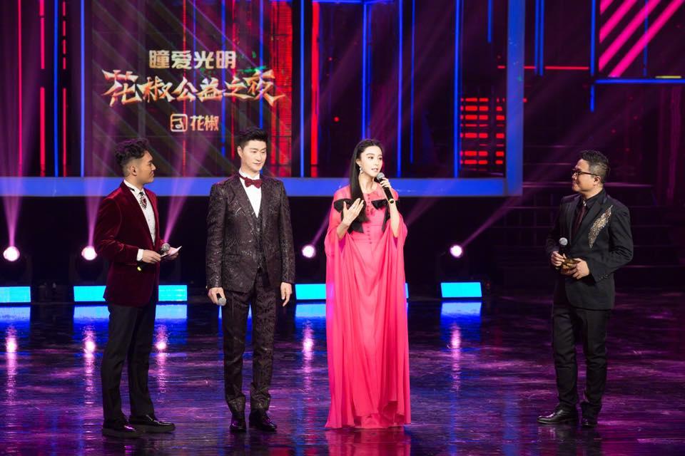 Cha Phạm Băng Băng được khen trẻ như anh trai khi đứng cạnh con gái-4