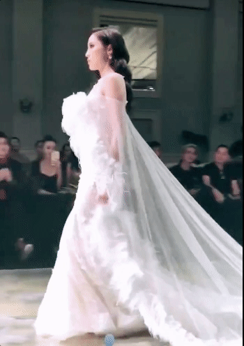 Kỳ Duyên vấp váy trên sàn diễn, Lan Khuê ngồi khuỵu xuống chỉnh váy cho đàn em-4