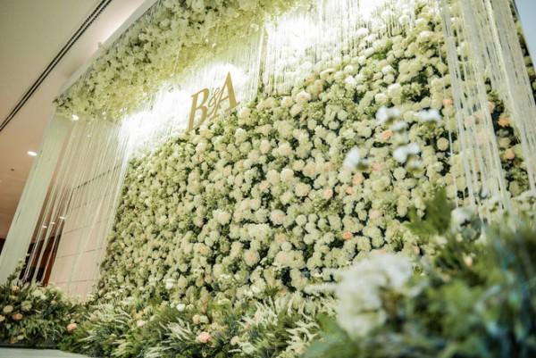 Ngất ngây đám cưới cổ tích, cô dâu mặc váy đính 20.000 viên ngọc trai, rước dâu bằng xe sang-2