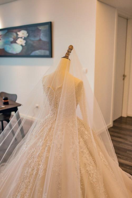 Ngất ngây đám cưới cổ tích, cô dâu mặc váy đính 20.000 viên ngọc trai, rước dâu bằng xe sang-4