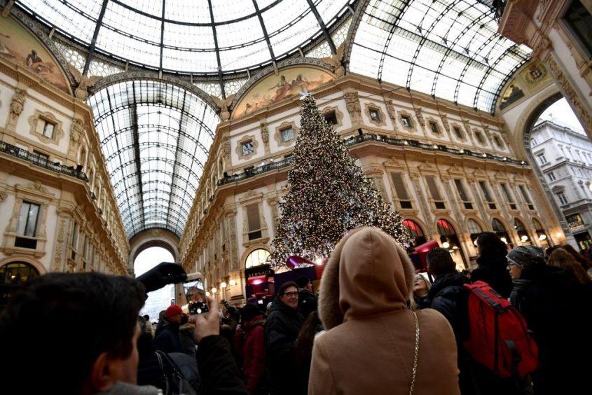 Choáng ngợp 12 cây thông Noel đẹp và khủng nhất năm 2017-2