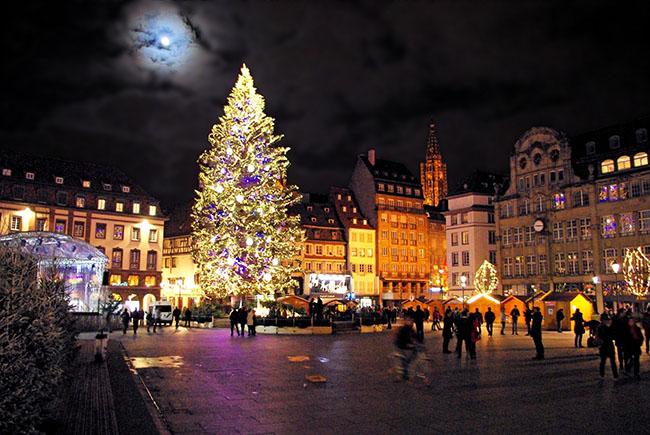 Choáng ngợp 12 cây thông Noel đẹp và khủng nhất năm 2017-3