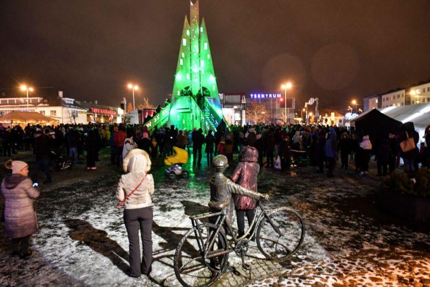 Choáng ngợp 12 cây thông Noel đẹp và khủng nhất năm 2017-4