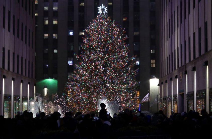 Choáng ngợp 12 cây thông Noel đẹp và khủng nhất năm 2017-11