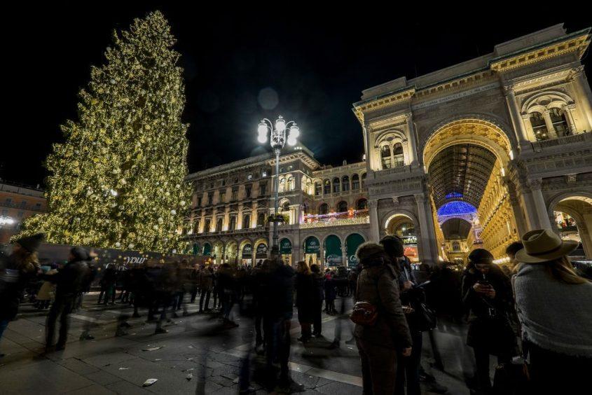 Choáng ngợp 12 cây thông Noel đẹp và khủng nhất năm 2017-12