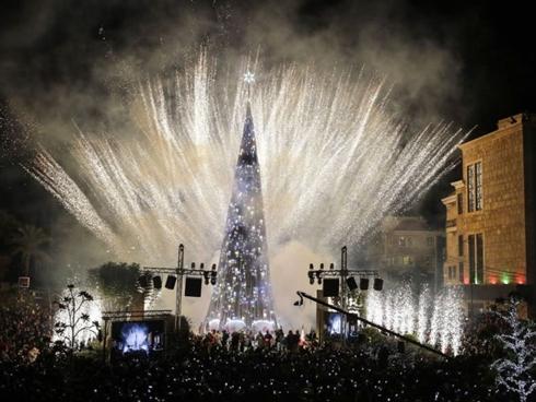 Choáng ngợp 12 cây thông Noel đẹp và 'khủng' nhất năm 2017