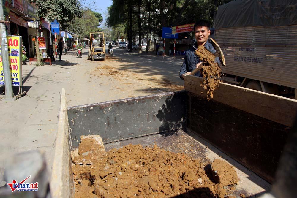 Xe máy lạc lái làm xiếc trên phố Hà Nội ngập đất, đá-10