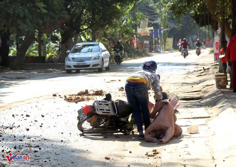 Xe máy lạc lái làm xiếc trên phố Hà Nội ngập đất, đá-2