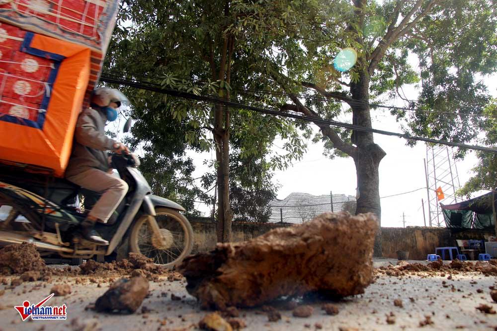 Xe máy lạc lái làm xiếc trên phố Hà Nội ngập đất, đá-4
