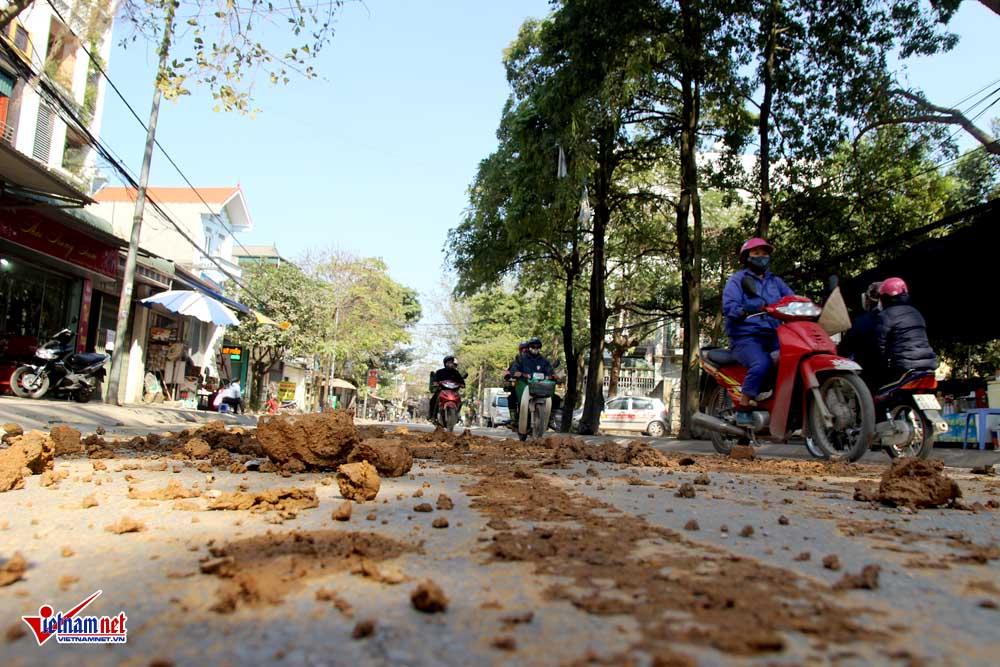 Xe máy lạc lái làm xiếc trên phố Hà Nội ngập đất, đá-5