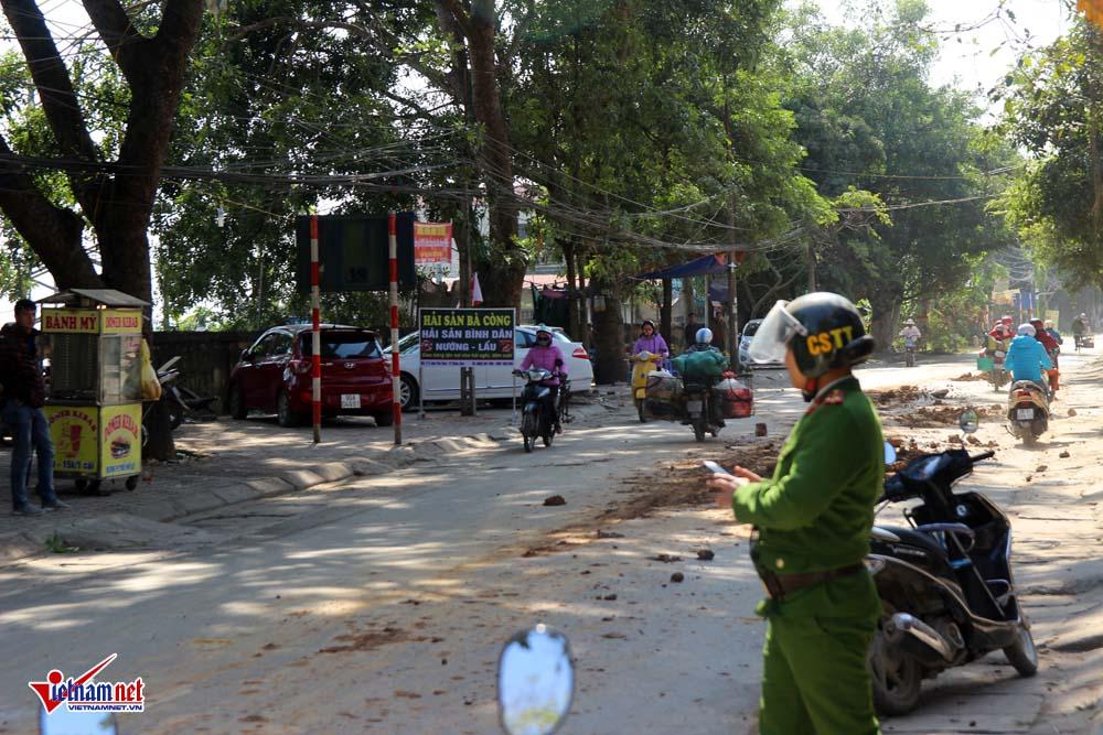 Xe máy lạc lái làm xiếc trên phố Hà Nội ngập đất, đá-6