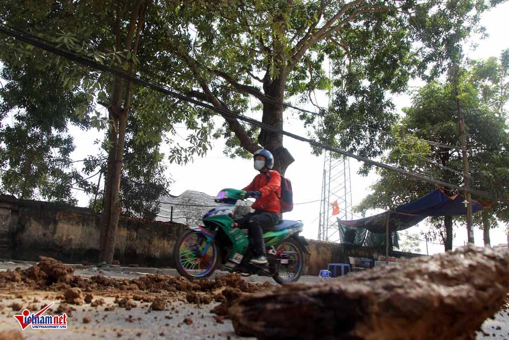 Xe máy lạc lái làm xiếc trên phố Hà Nội ngập đất, đá-7