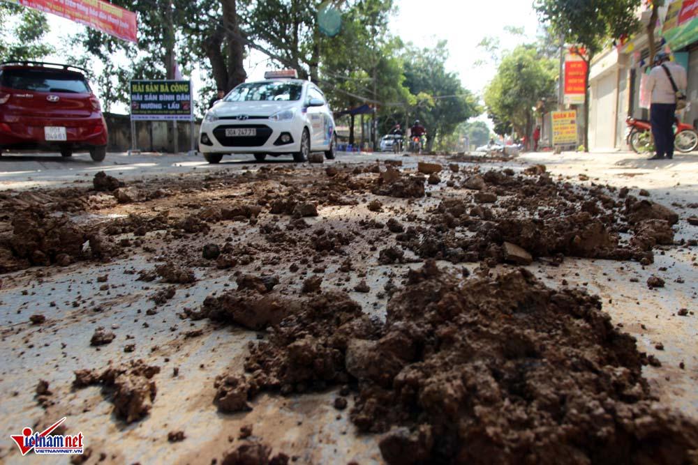 Xe máy lạc lái làm xiếc trên phố Hà Nội ngập đất, đá-9