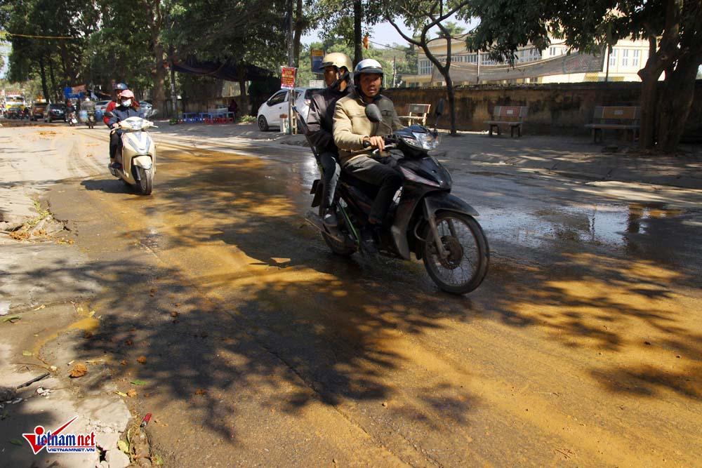 Xe máy lạc lái làm xiếc trên phố Hà Nội ngập đất, đá-11